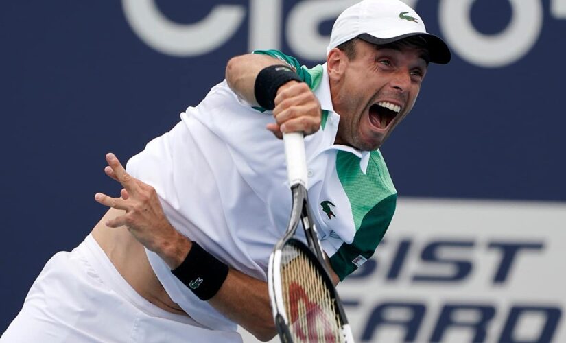 Bautista Agut survives to oust Isner in 3 sets at Miami Open