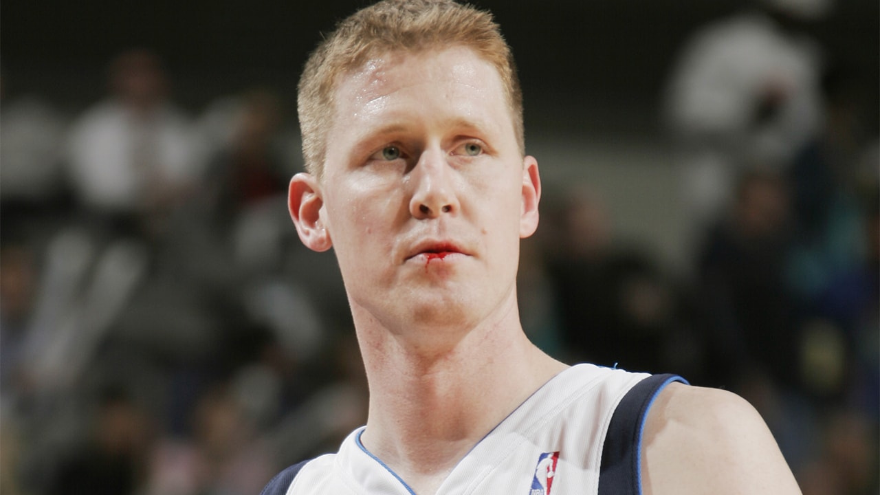 Paralyzed exNBA star Shawn Bradley gets advice from former college
