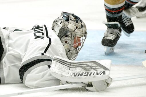 Goalie Grosenick returns to NHL, leads Kings past Ducks 5-1