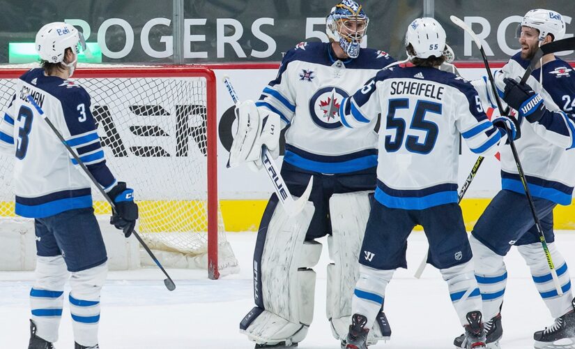 Hellebuyck posts 1st shutout of season, Jets top Canucks 4-0