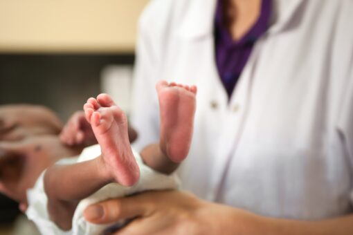 Mothers, newborns with coronavirus, suspected illness should not be separated, WHO says