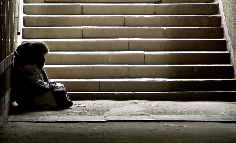 NYC homeless man knocks out DHS cop at shelter, disturbing video shows