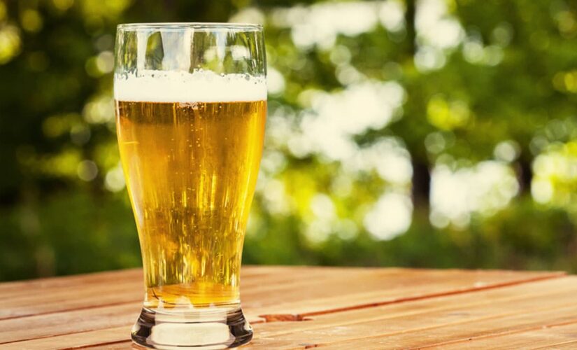 Couple puts up sign offering free beer in their front yard to make friends in new neighborhood