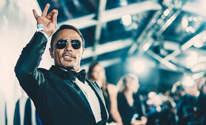 Salt Bae fed a woman steak as her date watched in confusion, and Twitter users are unsure what to think