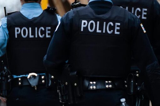 Texas police officer prays for homeless woman