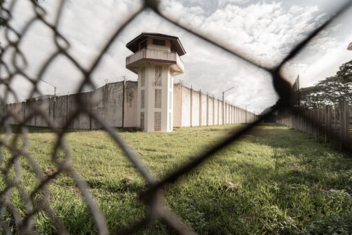 US prison guards refusing COVID-19 vaccine despite outbreaks
