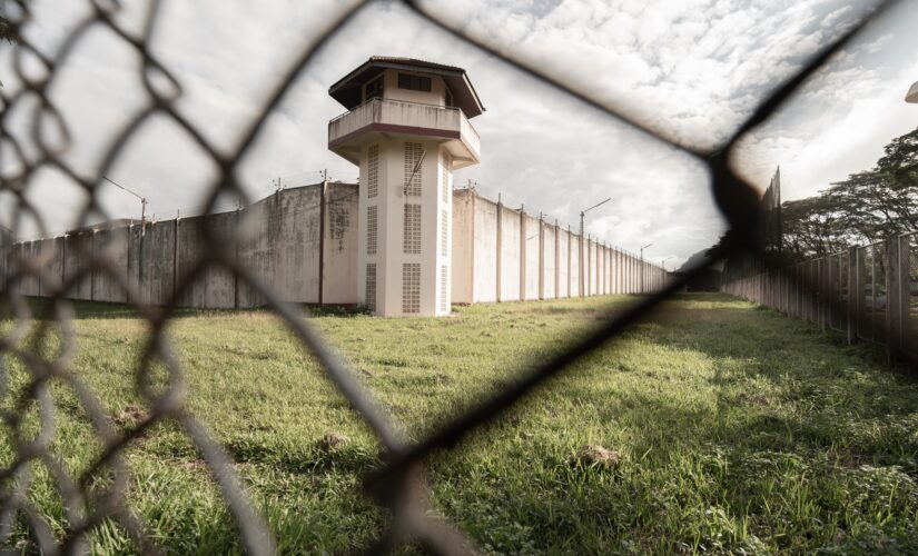 US prison guards refusing COVID-19 vaccine despite outbreaks