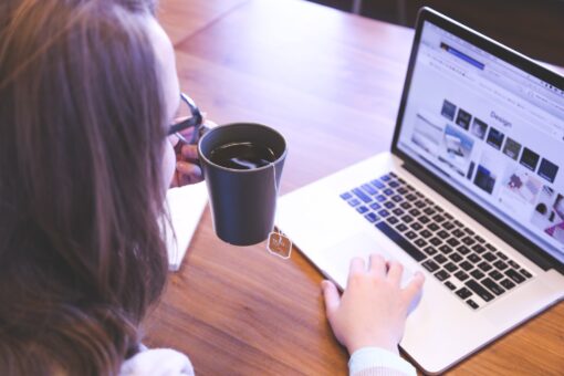 Most people fall into an ‘internet wormhole’ five times a week: study
