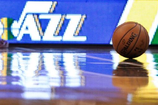 Utah Jazz team plane makes emergency landing after hitting birds