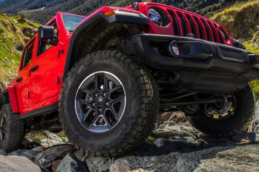 RV driver blows up Jeep engine in massive towing fail
