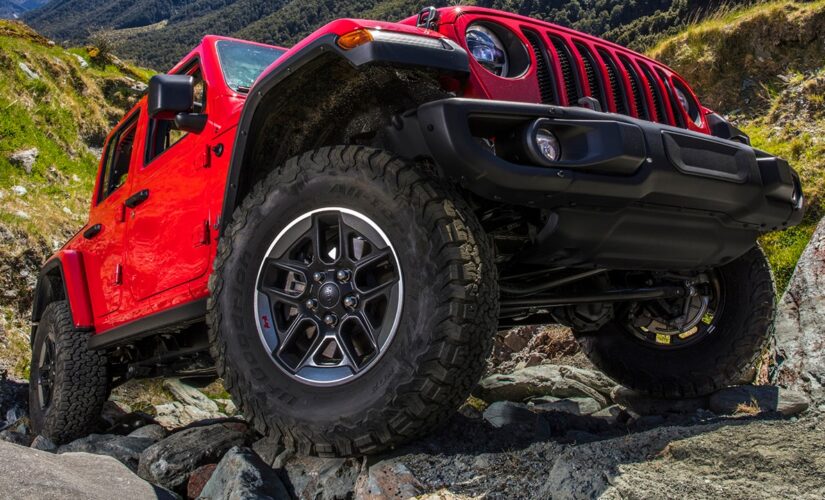 RV driver blows up Jeep engine in massive towing fail