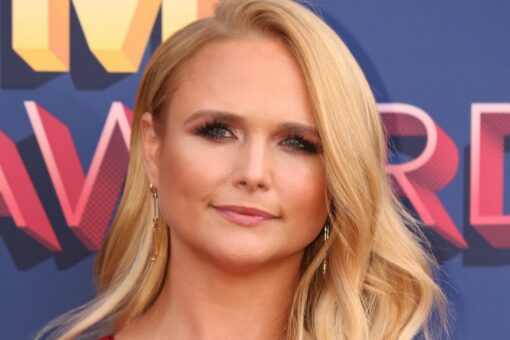 Miranda Lambert breaks down in tears at first live concert in over a year: ‘Love y’all’