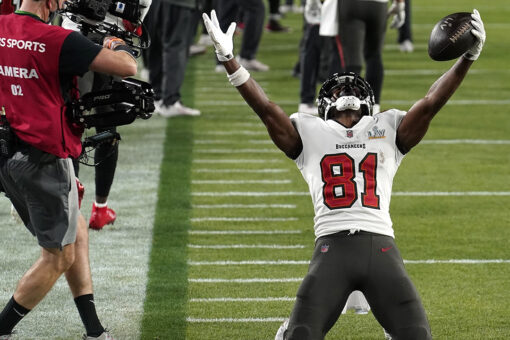 Buccaneers to re-sign Antonio Brown, completely bringing back Super Bowl team: report