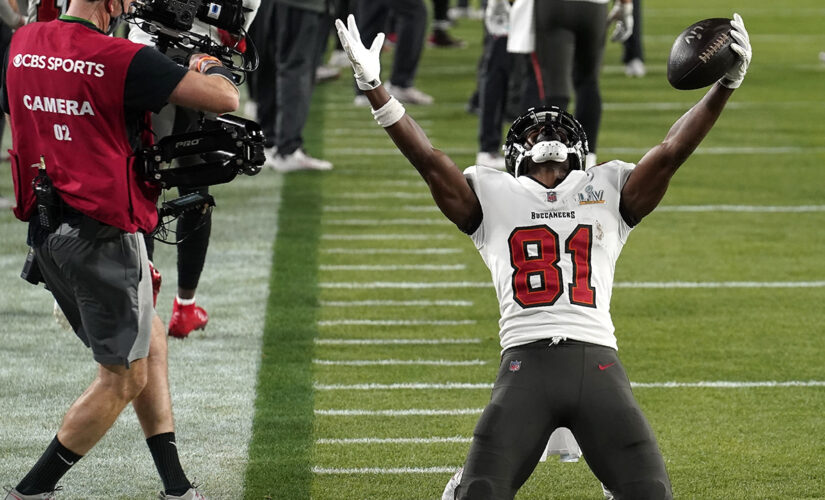 Buccaneers to re-sign Antonio Brown, completely bringing back Super Bowl team: report