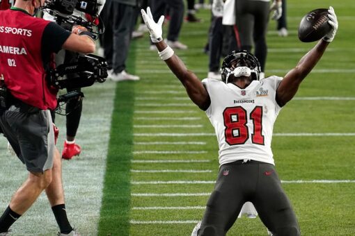 Bucs’ Leonard Fournette hopes Antonio Brown returns: ‘Guys like that, you need around’