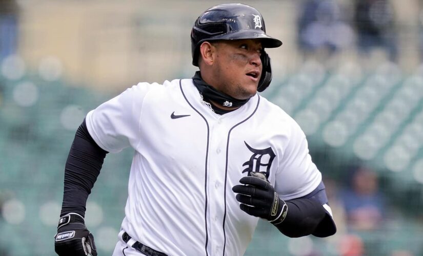 Cabrera homers off Bieber in snow, Tigers beat Indians 3-2