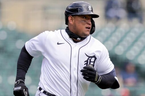 Cabrera homers off Bieber in snow, Tigers beat Indians 3-2
