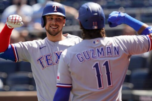 Lowe hits towering HR, Texas tops Royals to avoid sweep