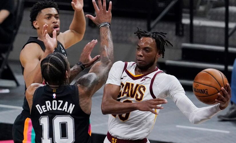 Garland shines as Cavaliers beat Spurs, end 5-game skid