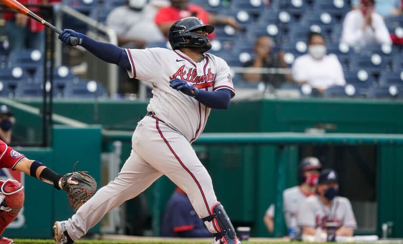Panda! Sandoval helps Braves sweep doubleheader against Nats