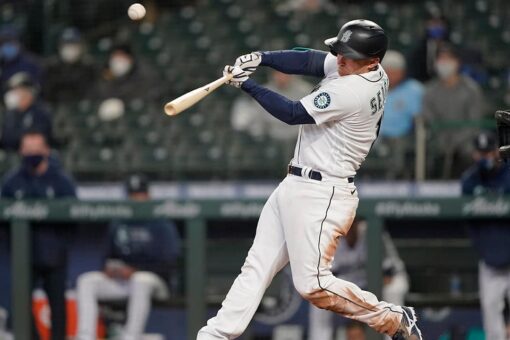 Mariners use 7-run inning to avoid sweep, top White Sox 8-4