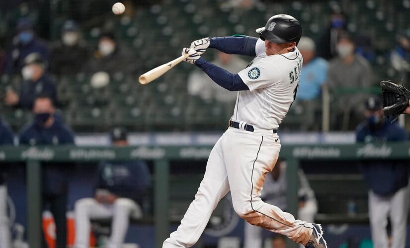 Mariners use 7-run inning to avoid sweep, top White Sox 8-4