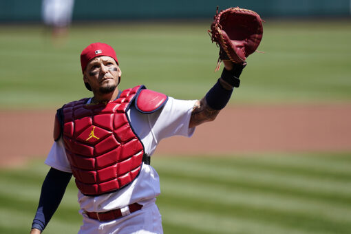 Cards catcher Molina goes on injured list with foot strain