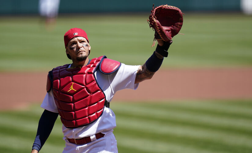 Cards catcher Molina goes on injured list with foot strain