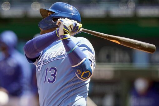 Pérez delivers with bat to finish big series, KC tops Angels