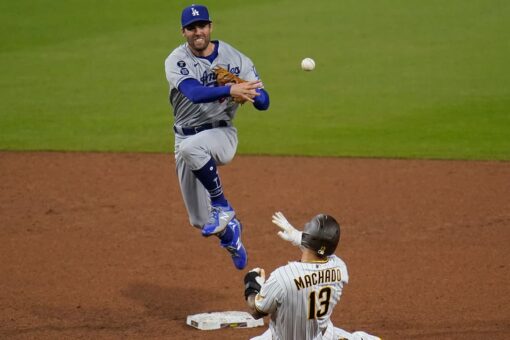 Betts makes diving grab as Dodgers beat Padres 2-0