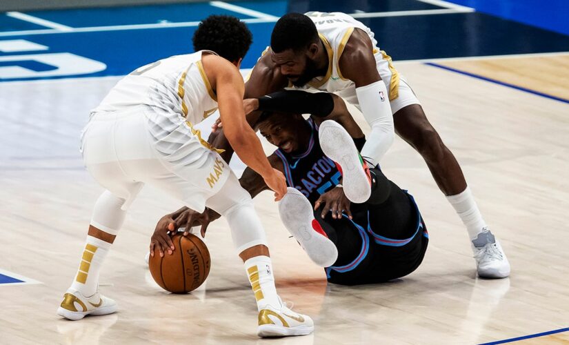 Kings snap 9-game losing streak, beat Mavericks 121-107