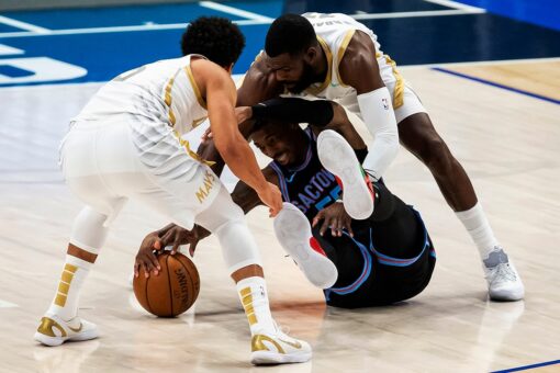 Kings snap 9-game losing streak, beat Mavericks 121-107