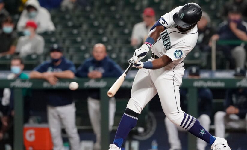 Mariners use 2 HRs, Moore’s defensive gem to top Dodgers 4-3