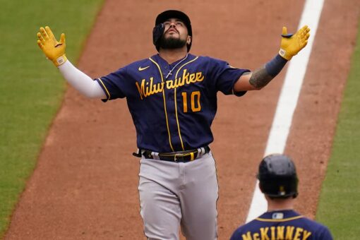 Narvaez, Peterson homer, Brewers win 4-2 to sweep Padres