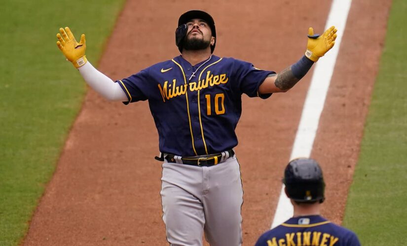 Narvaez, Peterson homer, Brewers win 4-2 to sweep Padres