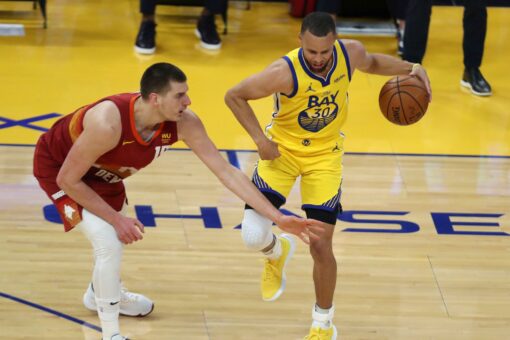 Stephen Curry, Warriors welcome back fans and beat Nuggets