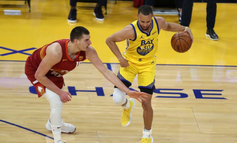 Stephen Curry, Warriors welcome back fans and beat Nuggets