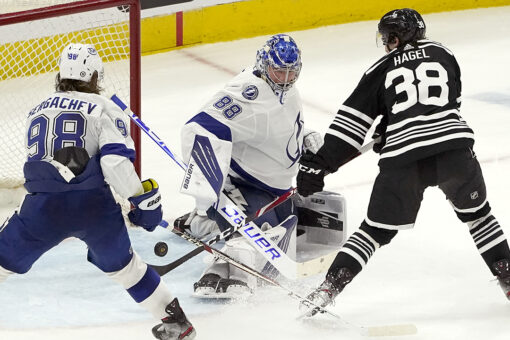 Lightning clinch playoff spot with 7-4 victory over Chicago