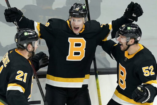 Bruins score 3 unanswered goals in 3rd, beat Sabres 5-2