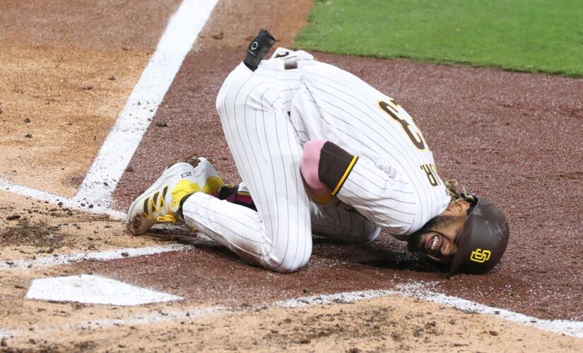Padres’ Fernando Tatis Jr. dislocates shoulder on hard swing