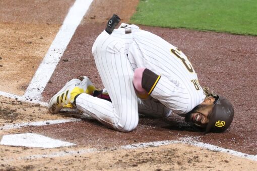 Padres’ Fernando Tatis Jr. dislocates shoulder on hard swing