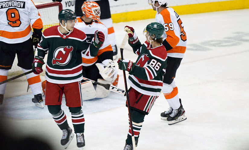 Devils snap 10-game skid in wild, 6-4 win over Flyers