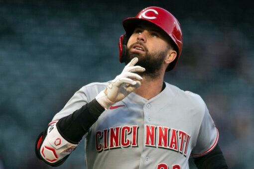 Joey Votto, Jesse Winker homer as Reds beat Giants 3-0