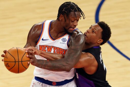 Knicks recover after blown lead to beat Raptors 102-96