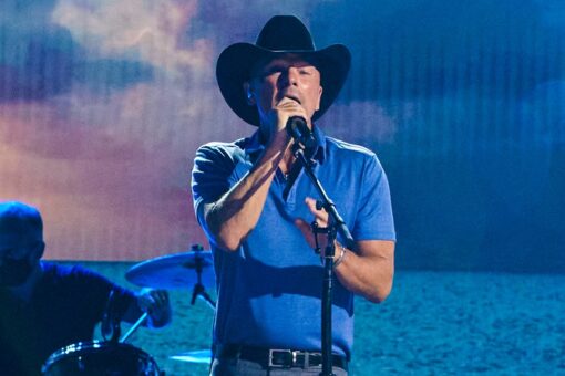 Kenny Chesney reunites with bandmates for the first time in two years for 2021 ACM performance