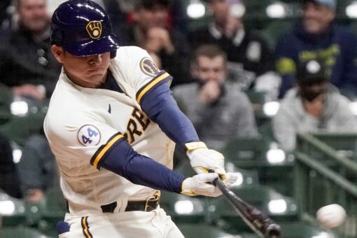 Urías drives in 3 on pinch-hit double, Brewers down Cubs 6-3