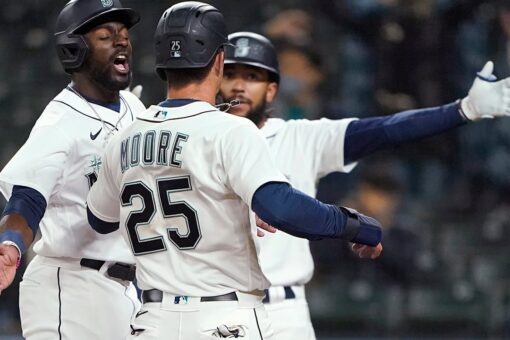Mariners rally late to stun Giants 8-7 in 10 innings