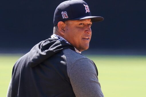 Miguel Cabrera slaps home run as snow falls during Tigers’ opening day