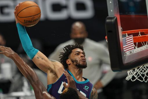 Hornets’ Miles Bridges throws down vicious dunk on Hawks defender