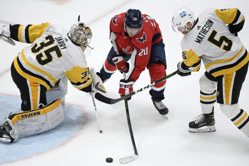 Guentzel wins it in OT as Pens, Caps clinch playoffs